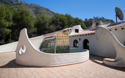 Fantástica villa con gran parcela, con privacidad y vistas al mar.